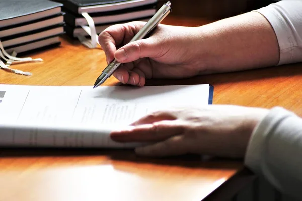 En bild av en Hand med penna - skriva — Stockfoto