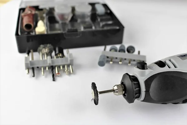 Bir mini matkap ve öğütücü - arka plan bulanık bir görüntü
