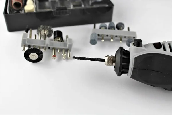 Bir mini matkap ve öğütücü - arka plan bulanık bir görüntü