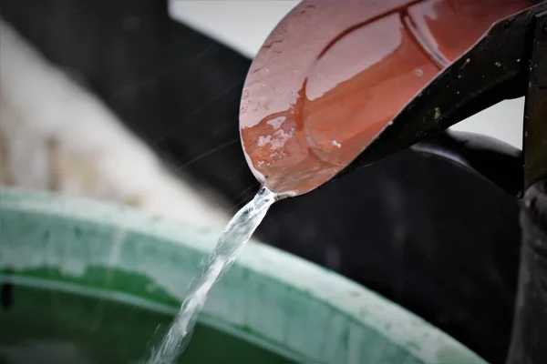 Yağmur bir varil içine görüntüsünü