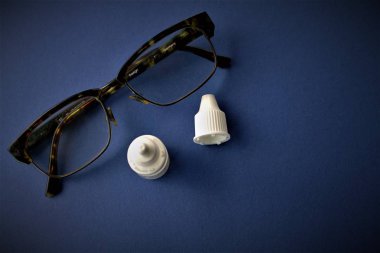 göz damlası ile gözlük - açık bulanık