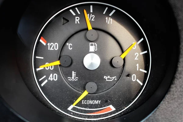 Uma imagem de um tacômetro de um carro clássico — Fotografia de Stock