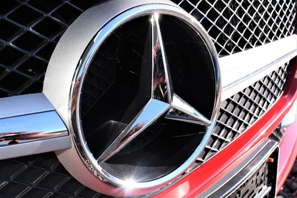 Bild eines Mercedes-Logos - Bad Pyrmont / Deutschland - 17.07.2017 — Stockfoto