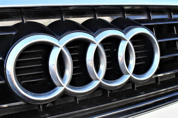 Imagen del logo de un Audi - Hameln / Alemania - 18 / 07 / 2017 — Foto de Stock