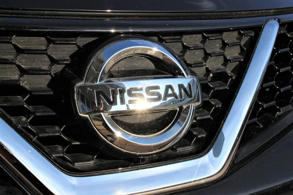 Bir nissan logo Hameln/Almanya - 07/18/2017 görüntüsünü