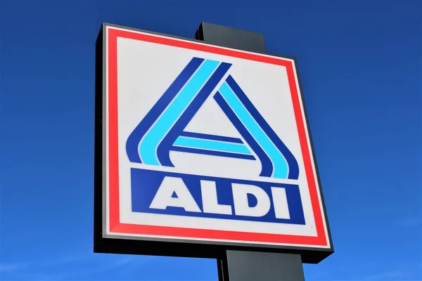 Egy kép a Aldi szupermarket jele - logo - Bad Pyrmont, Németország-17/07/2017 — Stock Fotó