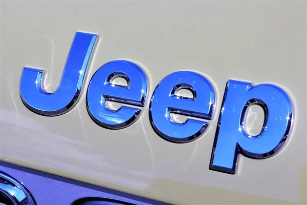 Das bild eines jeep-logos - bielefeld / deutschland - 23.07.2017 — Stockfoto