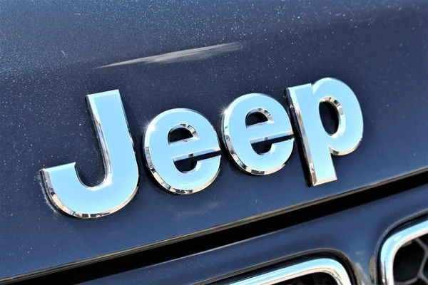 Imagen de un Jeep Logo - Bielefeld / Alemania - 23 / 07 / 2017 — Foto de Stock