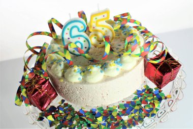 Doğum günü pastası - çeşitli figürler görüntüsünü