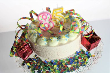 Doğum günü pastası - çeşitli figürler görüntüsünü