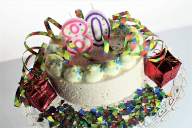 Doğum günü pastası - çeşitli figürler görüntüsünü