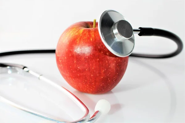 Konzeptbild eines Apfels und eines Stethoskops — Stockfoto