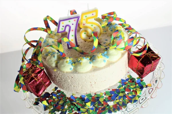 Doğum günü pastası - çeşitli figürler görüntüsünü