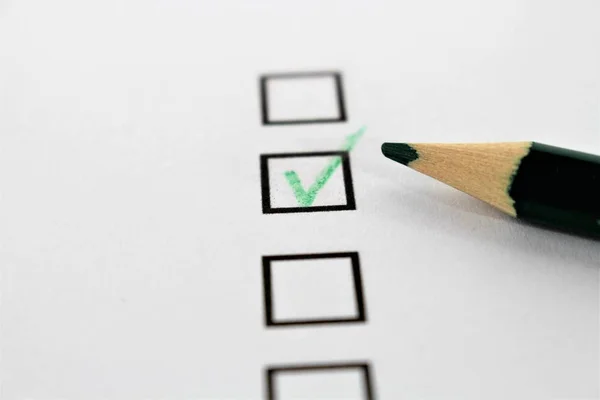 Bir kavramı kırmızı ya da yeşil kalem ve bir anket görüntüsü