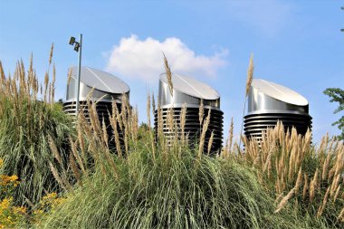 Yeşil bir binanın çatısında bir görüntü