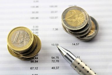 Hesap makinesi, kalem ve daha birçok kağıdına resim