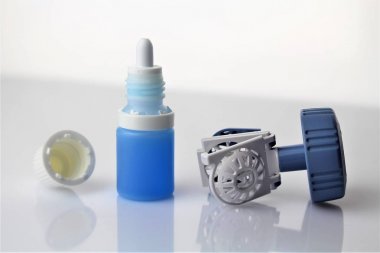 Göz damlası bir kontakt lens durumda (düzeltme görüntüsünü)