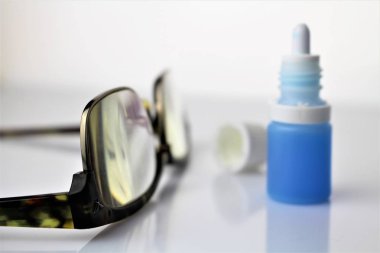 Göz damlası bir kontakt lens durumda (düzeltme görüntüsünü)