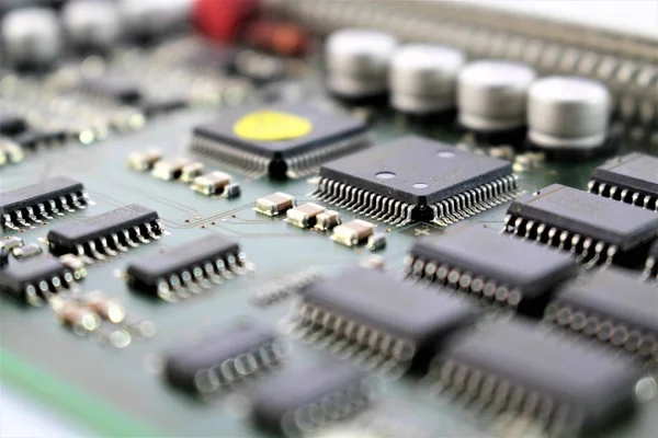 Una imagen de una placa de circuito, varios componentes —  Fotos de Stock