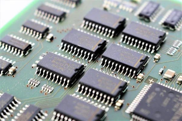 Bir devre kartı, çeşitli bileşenleri görüntüsünü