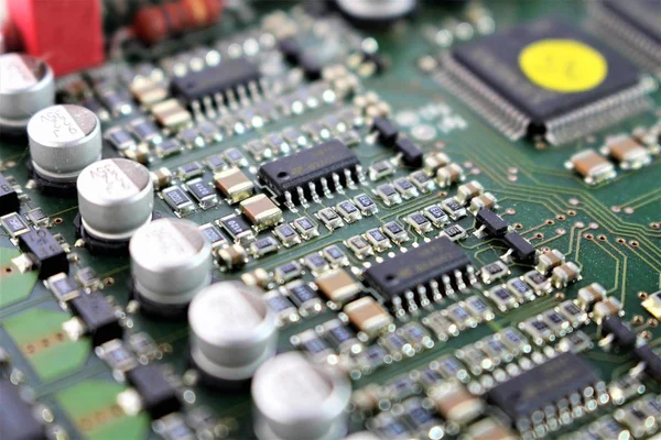 Bir devre kartı, çeşitli bileşenleri görüntüsünü
