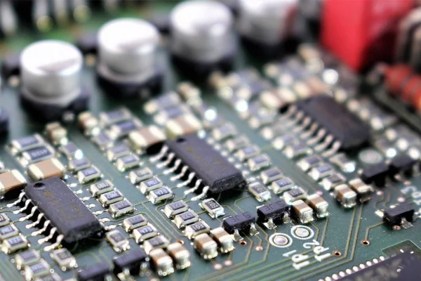Una imagen de una placa de circuito, varios componentes — Foto de Stock