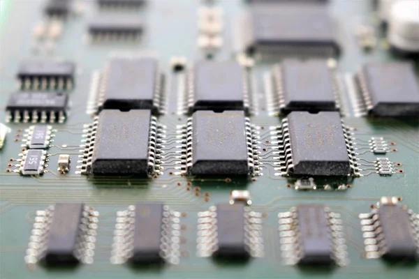 Una imagen de una placa de circuito, varios componentes — Foto de Stock