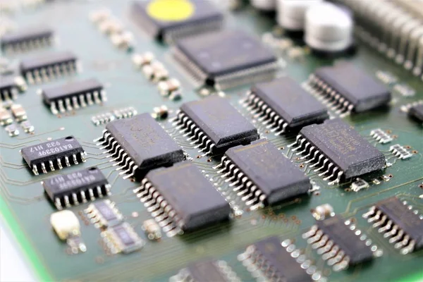Uma imagem de uma placa de circuito, vários componentes — Fotografia de Stock