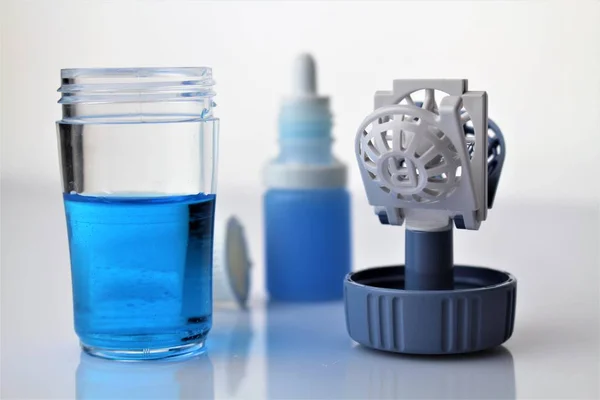 Göz damlası bir kontakt lens durumda (düzeltme görüntüsünü)