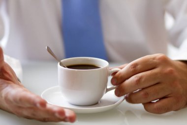 İşadamı kahve alır