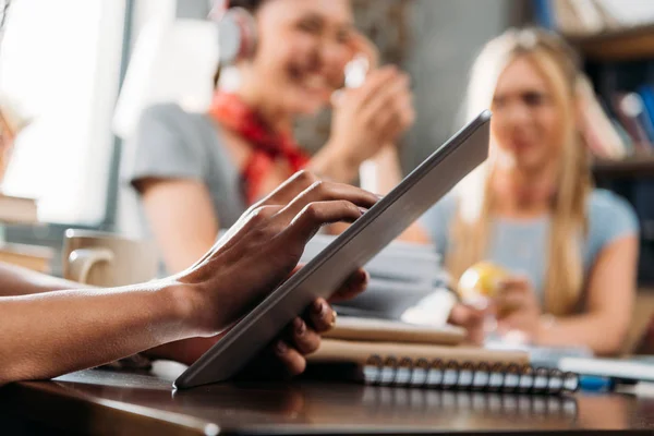 Tiro recortado de mulher usando tablet digital na mesa — Fotografia de Stock