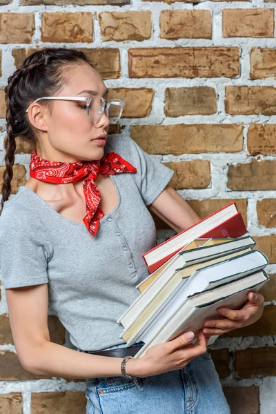 Портрет молодого азиатского студента в очках с книгами — стоковое фото