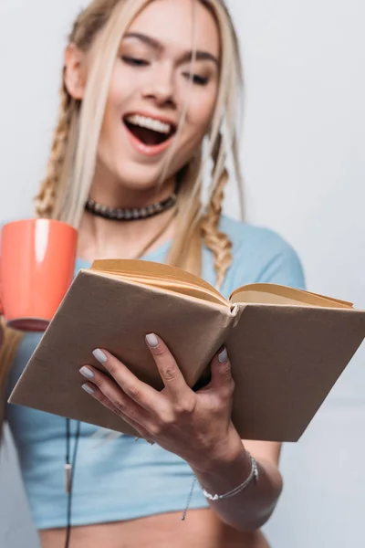 Branco menina leitura livro e beber café com expressão facial — Fotografia de Stock