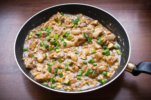 Курица Кунг Пао на сковороде — стоковое фото