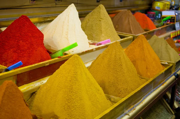 Gran cantidad de especias en el mercado en Marruecos —  Fotos de Stock