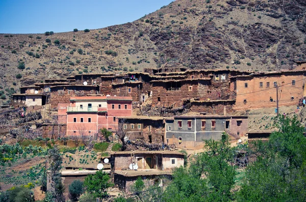 Pueblo en las montañas del Atlas, Marruecos — Foto de Stock