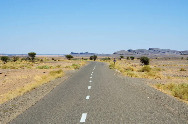 Estrada de asfalto em Marrocos — Fotografia de Stock