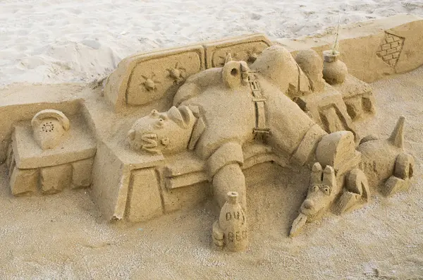 Figuren aus Sand am Strand von Barceloneta — Stockfoto