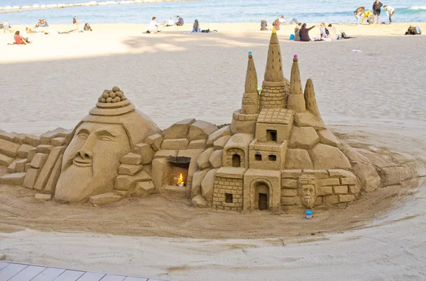 Figuras hechas de arena en la playa de la Barceloneta —  Fotos de Stock