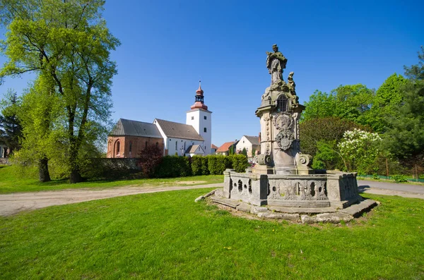 Socha a kostel v Tyniec nad Sleza, Polsko — Stock fotografie