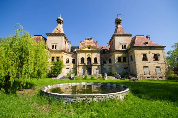 Velha mansão arruinada, Polônia — Fotografia de Stock
