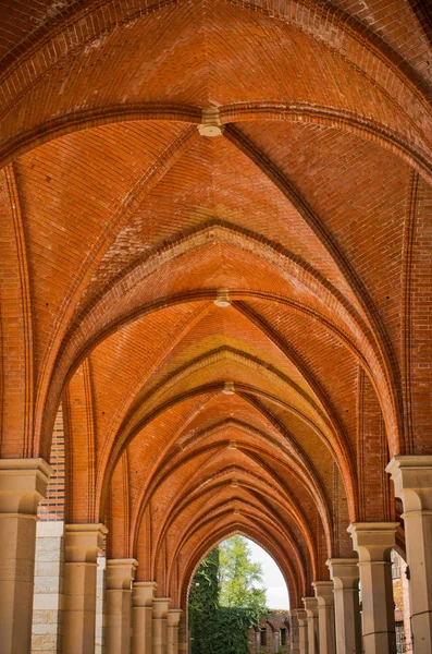 Arcos incríveis em Kamieniec Zabkowicki palácio, Polônia — Fotografia de Stock