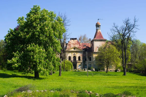 Старый разрушенный особняк, Польша — стоковое фото