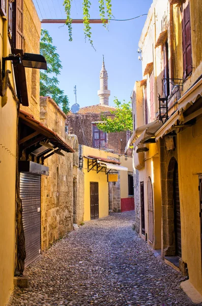 Strada stretta nella città di Rodi, Grecia — Foto Stock