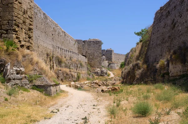 Enormes murallas antiguas de la ciudad de Rodas, Grecia — Foto de Stock