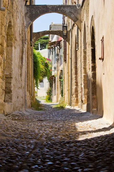 Enge straße in rhodes stadt, griechenland — Stockfoto