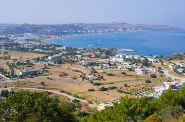 Manzara ile Faliraki şehir, Rhodes, Yunanistan