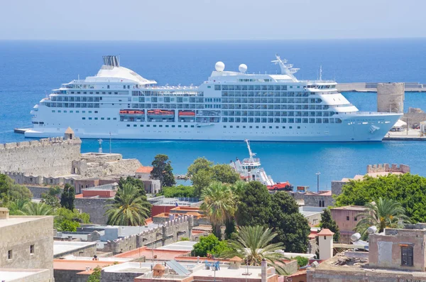 Nave da crociera nel porto di Rodi, Grecia — Foto Stock