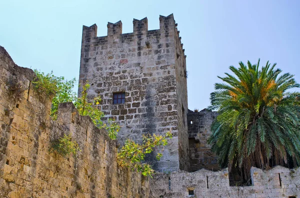 Enorme oude muren van Rhodos-stad, Griekenland — Stockfoto