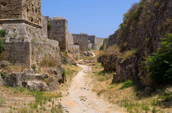 Огромные древние стены города Родос, Греция — стоковое фото